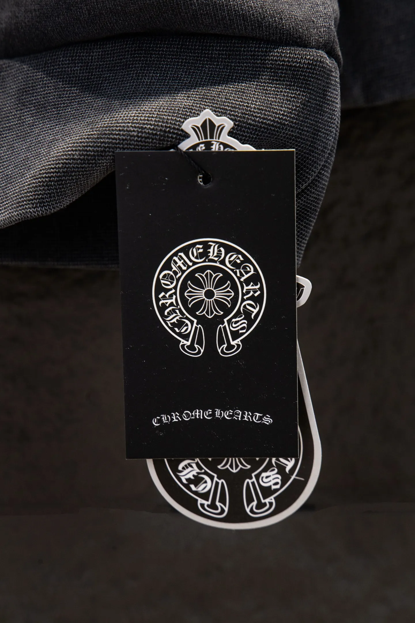 P270 🆕Chrome hearts new hot-drilled and stir-fried color sweatshirt. The os version is really charming. The Chrome family is also really unique. Every new season's new version is to the extreme. It is very practical and can be worn casually. Nice✔️ - ⚠️100% cotton. Made of custom-dyed terry cotton sweatshirt surface, 420g double-ply double yarn, comfortable to the touch. Made from imported knitting needle carded cotton, the thickness is moderate, drapey and contoured, making the upper body comfortable! ! It is very tolerant to fat body types and can instantly lose five pounds after wearing it!  Specially ordered many Austrian hot diamonds, which have the bling bling effect of natural crystals under the light, and multi-faceted reflective points, the production cost is extremely high. The laser molding includes a computer engraving machine and a laser machine, which are accurate in particle units. Finally, it is hot and set at high temperature. After hot stamping, the firmness needs to be tested repeatedly on the hot stamping. It can appear colorful and reflective under the light. The body is treated with anti-bottom fried color elements, which greatly increases the interest of the clothing; unique visual effects.  Hem Loose closing Double-layer fabric Good closing effect Exquisite seaming Color: Washed black Reverse stir-fried gray Size: S-M-L-XL